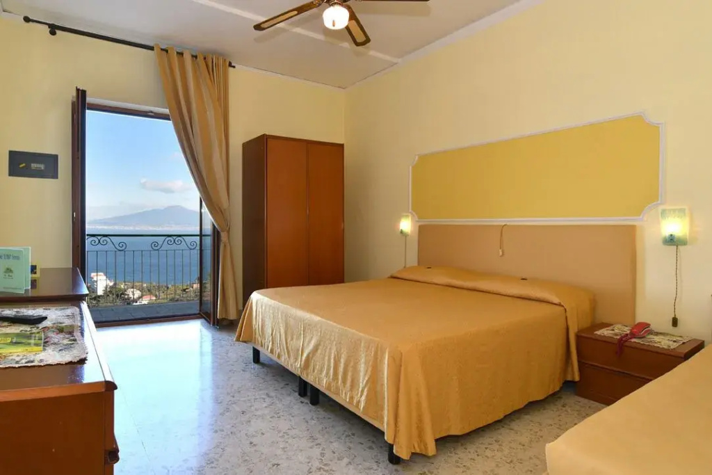Standard Triple room with sea view