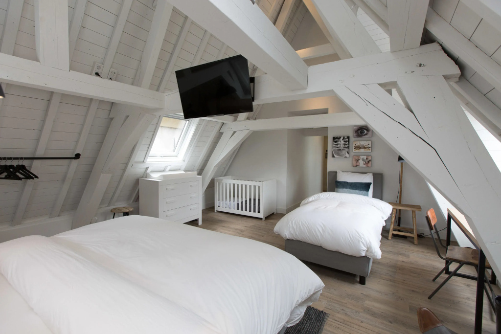 1 Bedroom Standard Quadruple Family room with city view