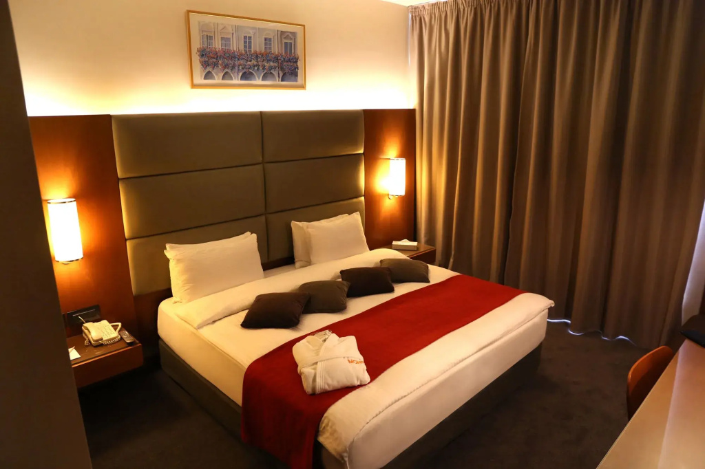 Deluxe Double room with partial sea view (full double bed)