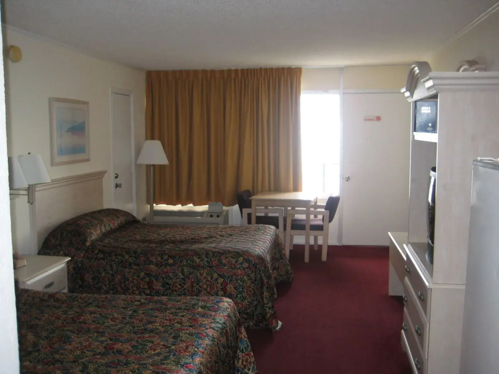 Standard Quadruple room with partial ocean view