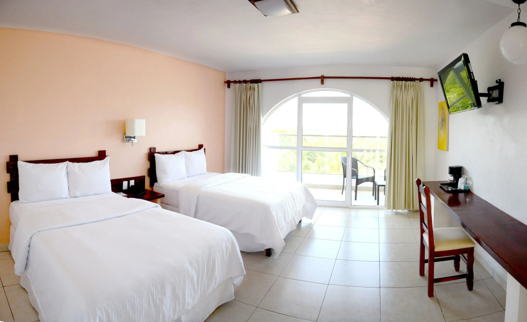 Standard Quadruple room with pool view