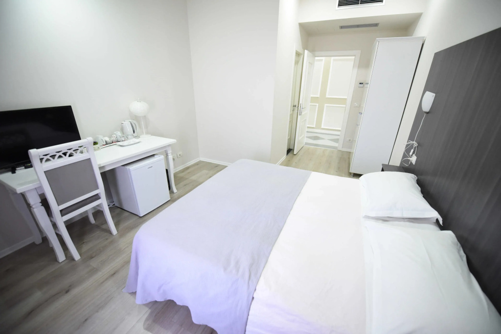 Deluxe Double room (full double bed)