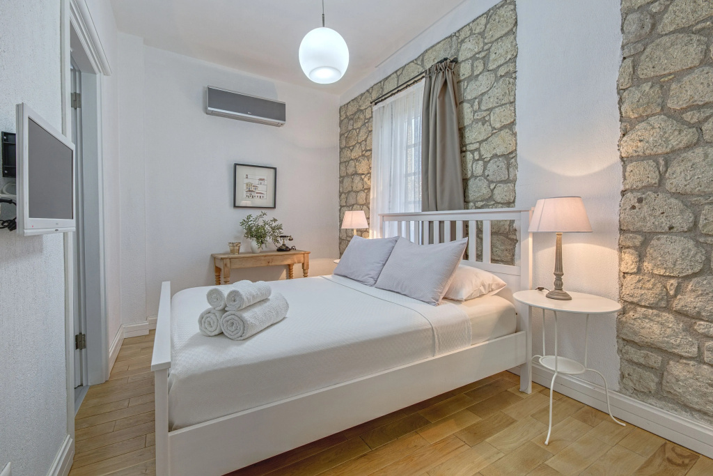 Standard Double room with courtyard view (full double bed)