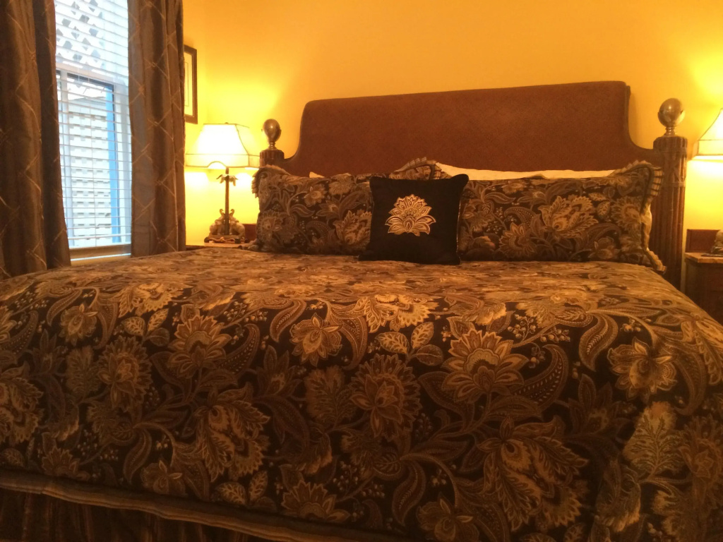 Standard Double room with city view (full double bed)