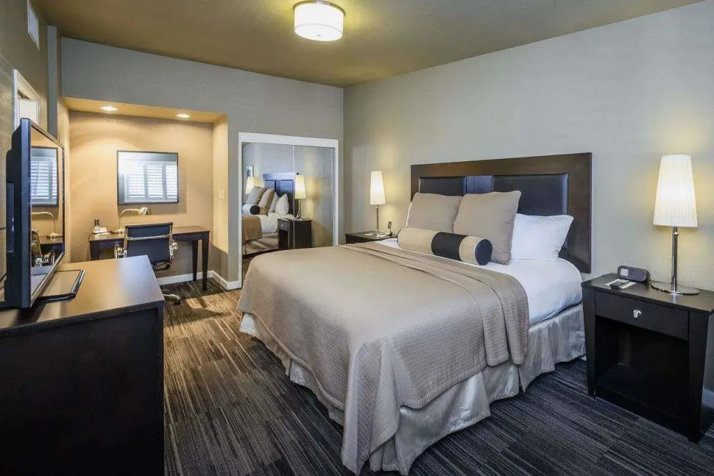 Double Suite (full double bed)