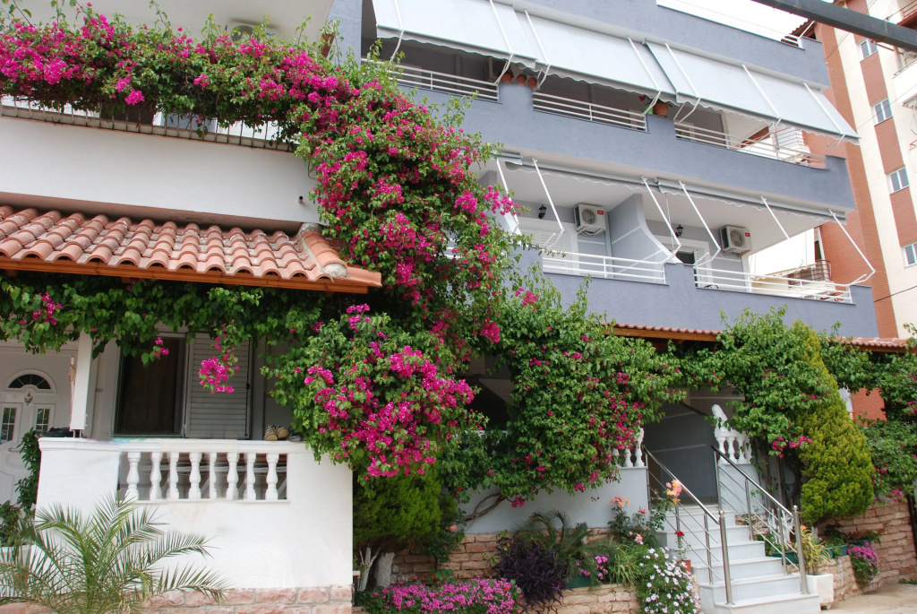Apartment with balcony and with sea view