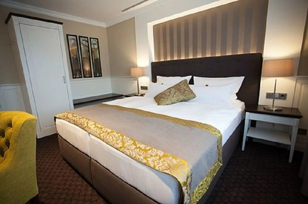 Deluxe Double room with balcony (full double bed)
