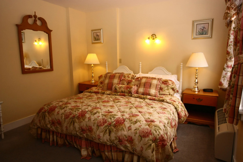 Standard Double room with bay view full double bed