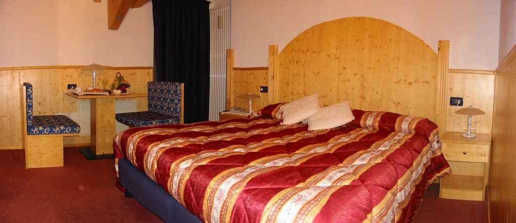 Standard Double room with mountain view (full double bed)