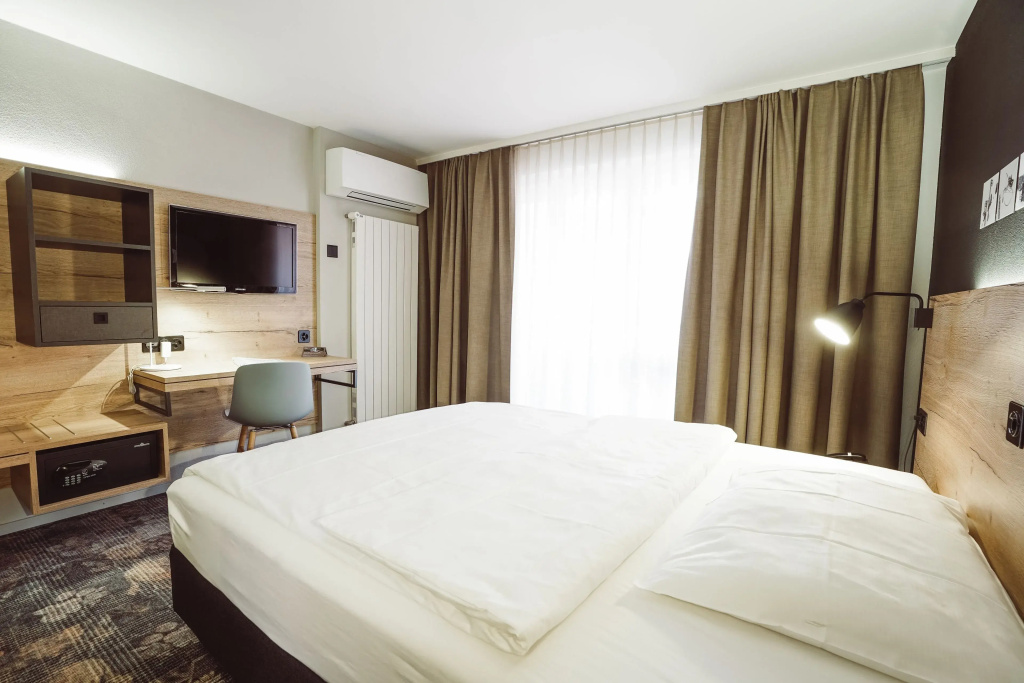 Superior Double room with balcony (full double bed)