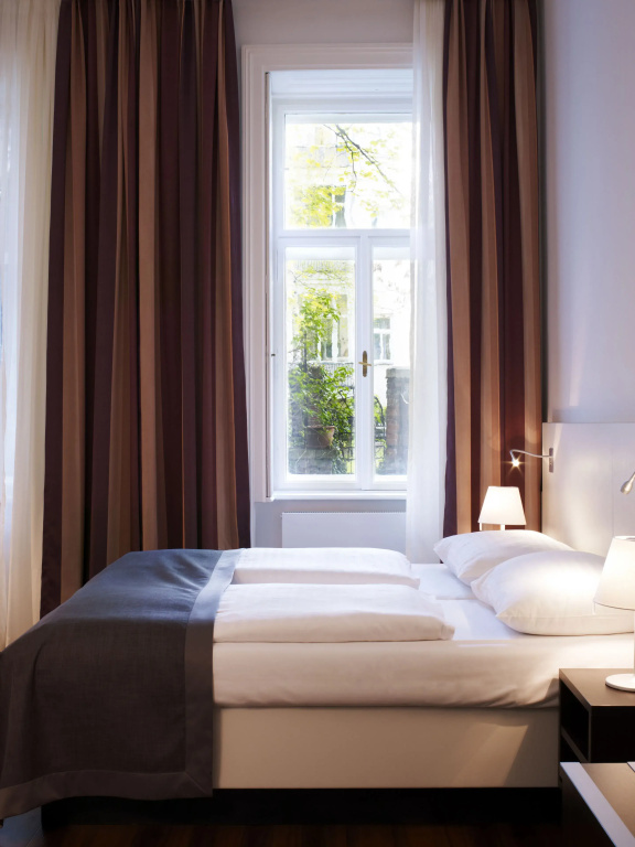 Deluxe Double room with garden view (full double bed)