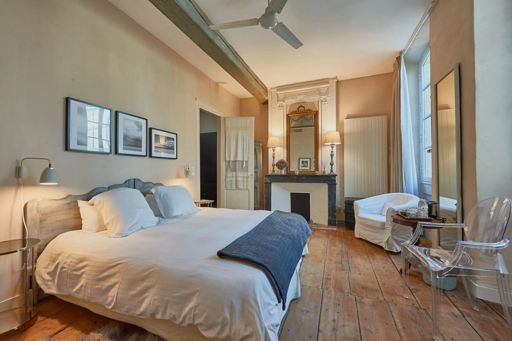 Standard Double room with courtyard view (full double bed)
