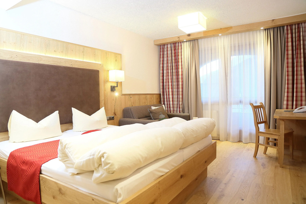 Standard Double room with balcony and with mountain view (full double bed)