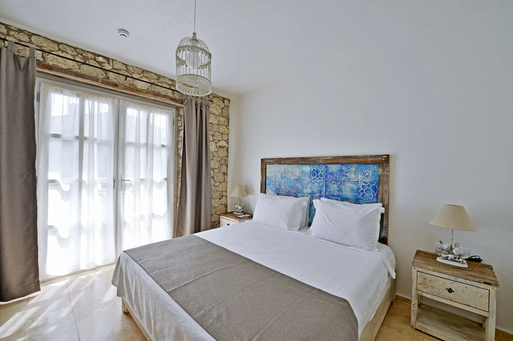 Classic Double room (full double bed)