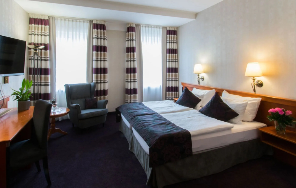 Classic Double room with river view (full double bed)