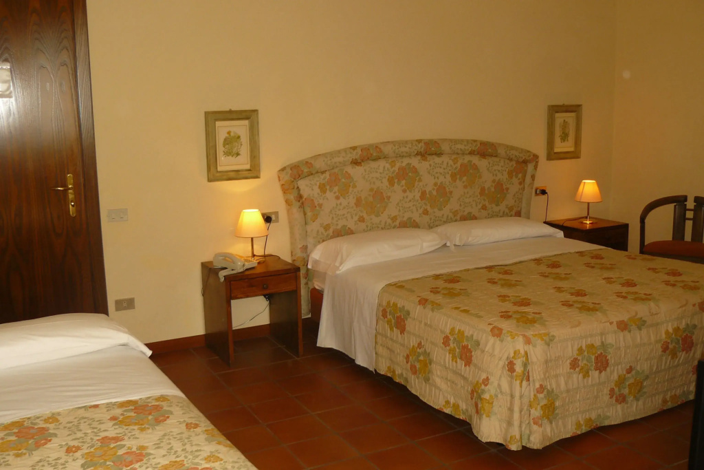 Standard Triple room