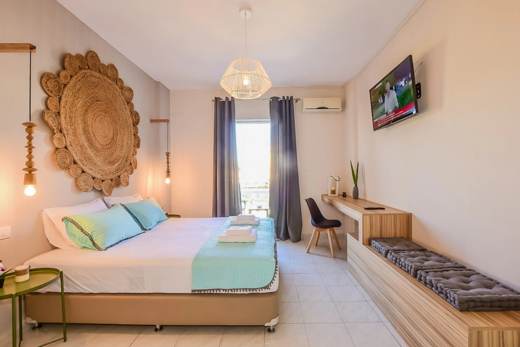 1 Bedroom Deluxe Double room with partial sea view (full double bed)