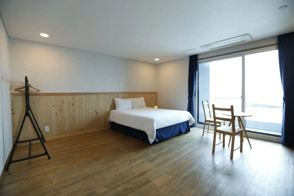 Deluxe Double room with ocean view (full double bed)