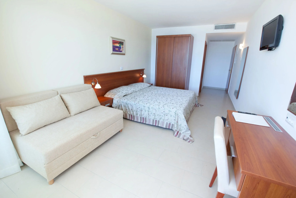 Standard Double room with balcony and with sea view full double bed