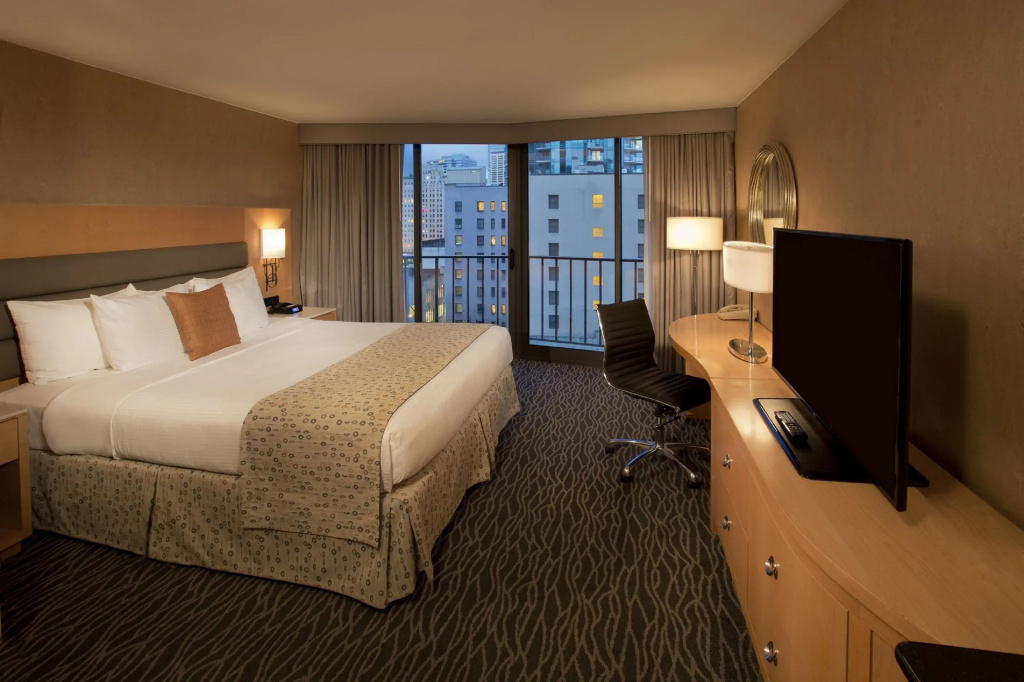 Deluxe Double room with balcony (full double bed)