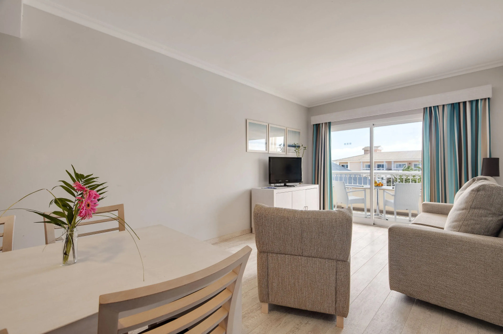 Apartment with pool view