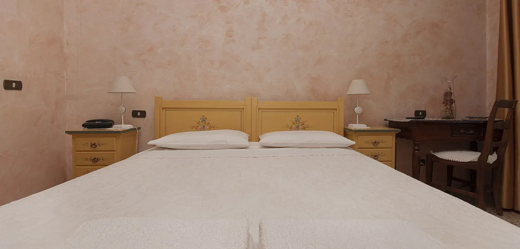 Classic Double room with city view (full double bed)
