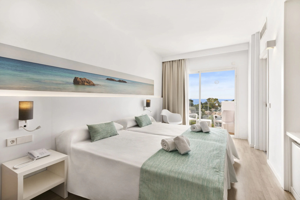 Double room (full double bed)