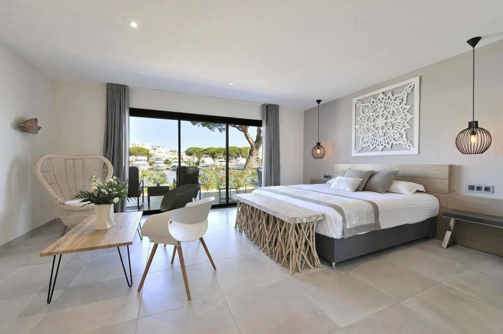 Deluxe Double Suite with harbour view full double bed