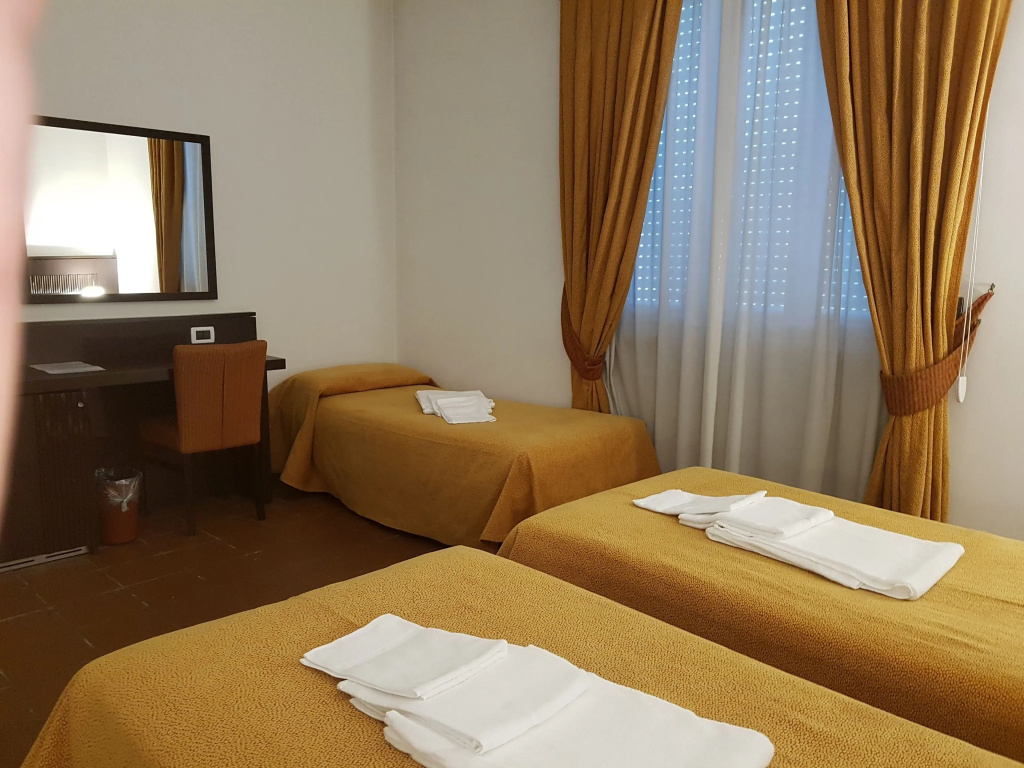Standard Triple room
