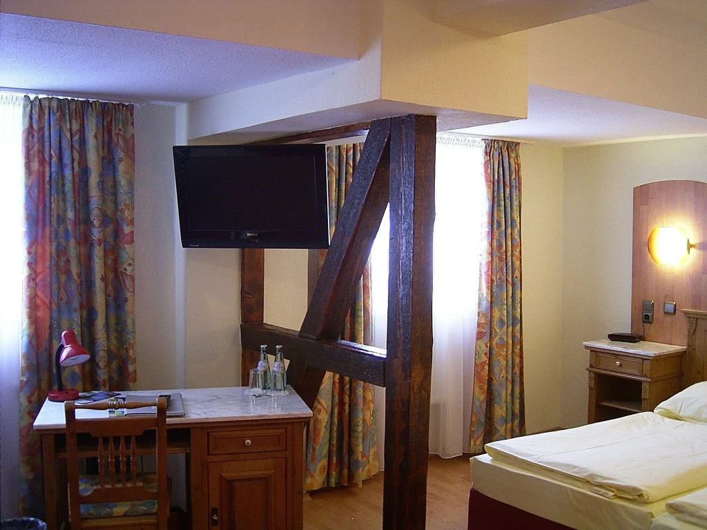 Deluxe Double room (full double bed)
