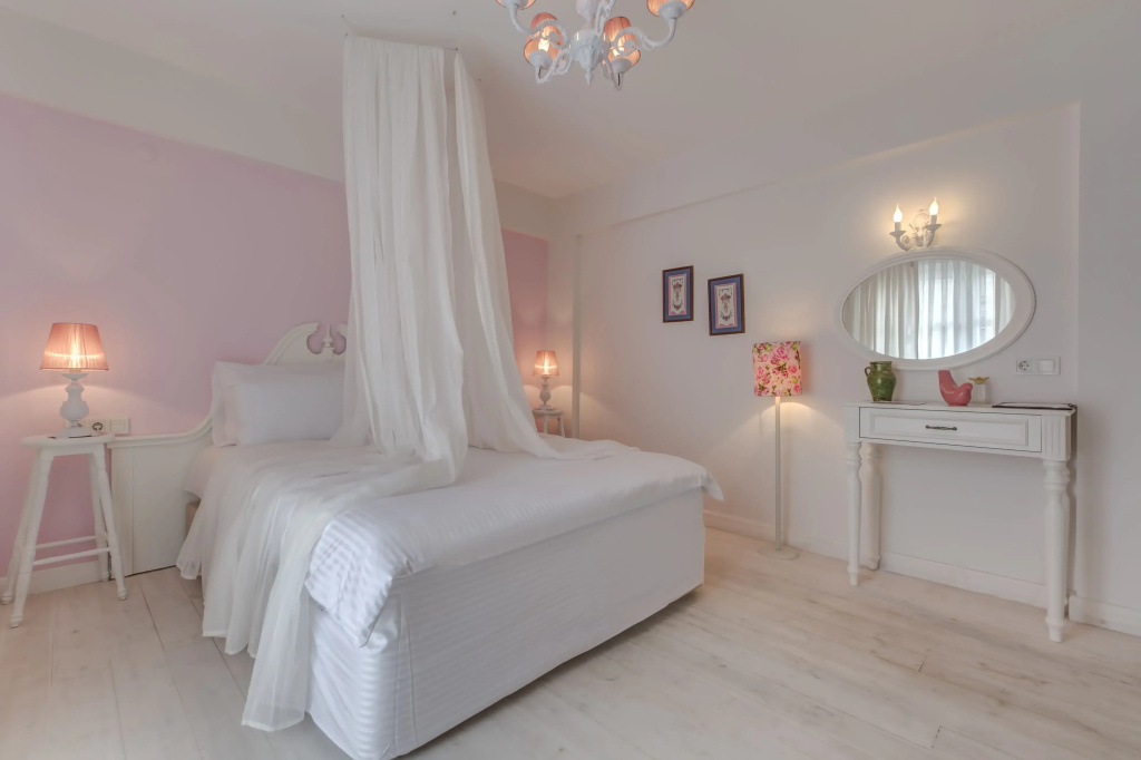 Deluxe Double room (full double bed)