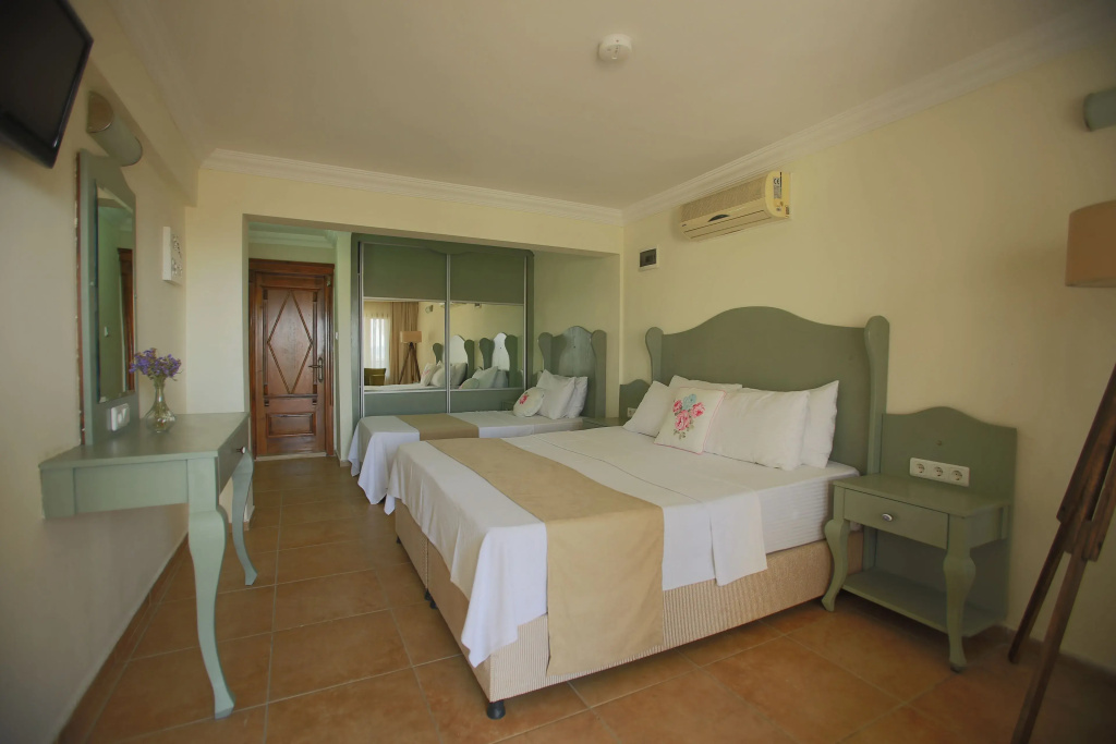Standard Triple room