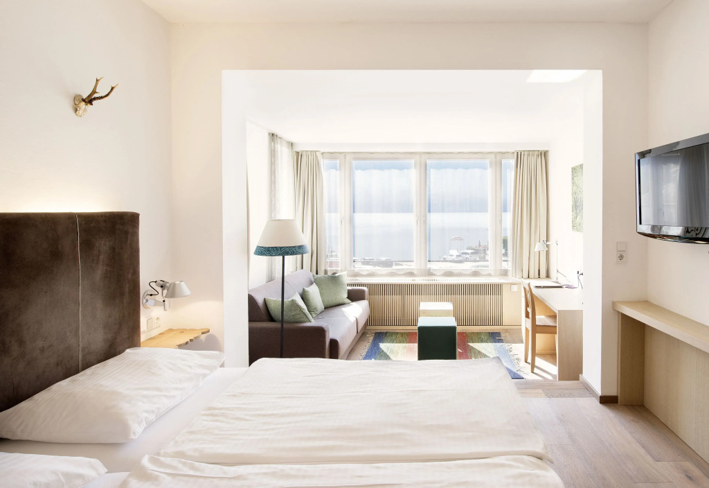 Double Junior Suite with partial view (full double bed)