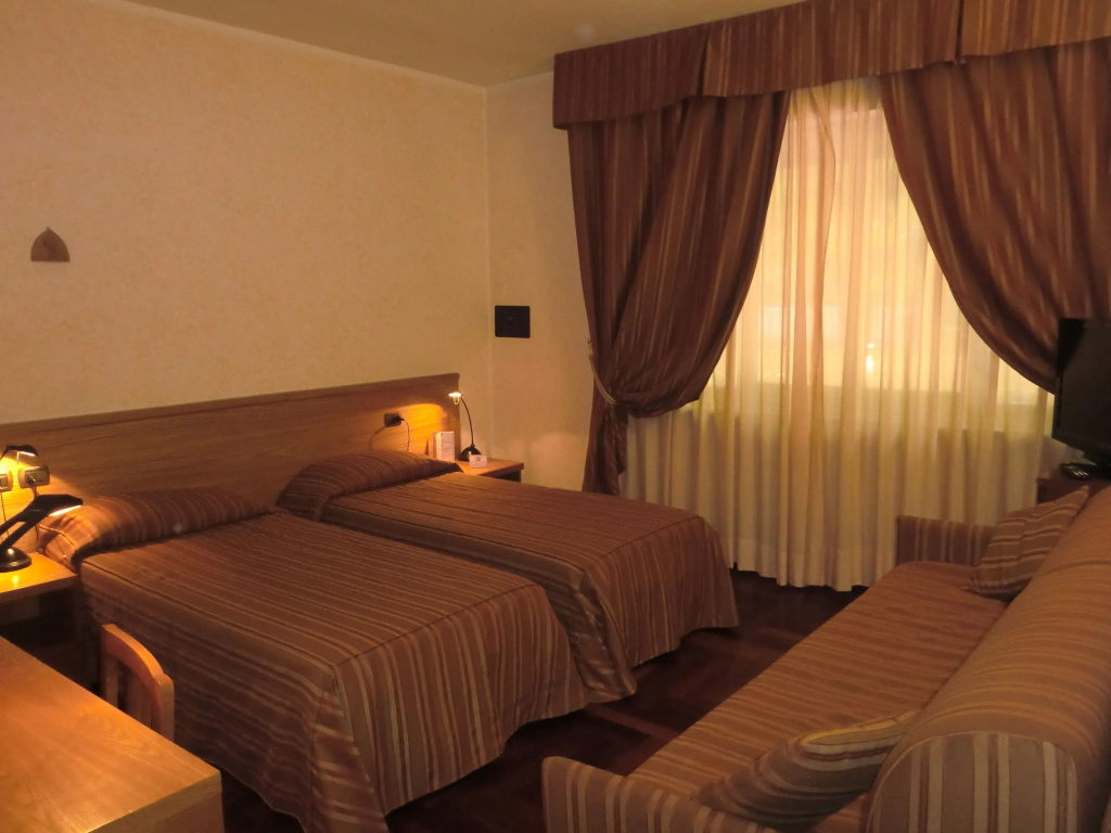 Standard Triple room