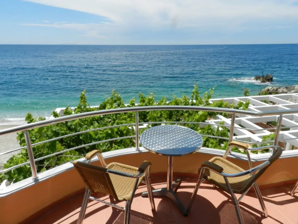 Standard Triple room with sea view