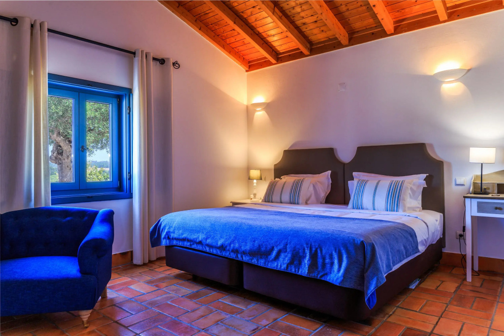 Deluxe Double room with pool view (full double bed)