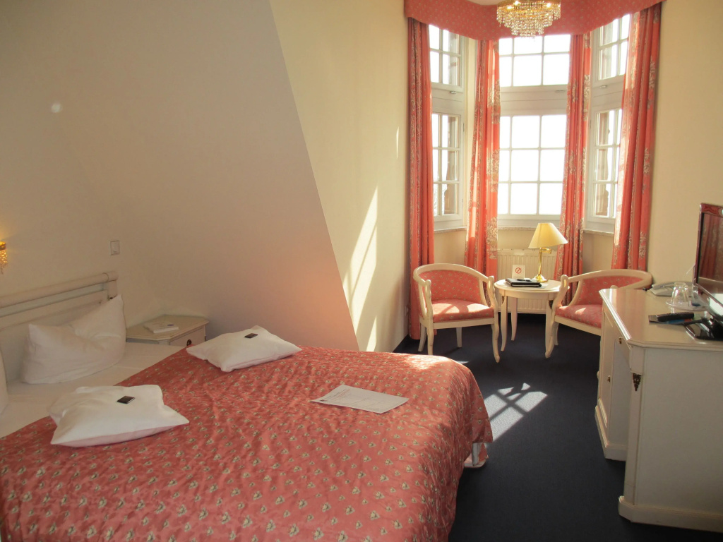 Standard Double room with lake view (full double bed)