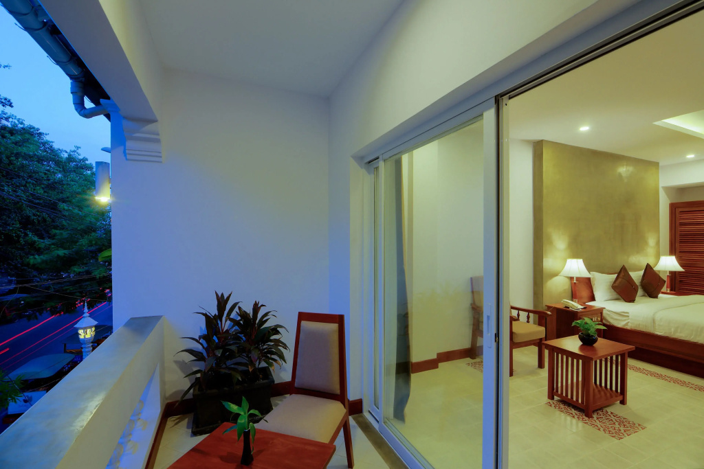 Deluxe room with balcony and with city view
