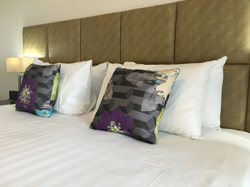 2 Bedrooms Executive Basement Apartment twin beds