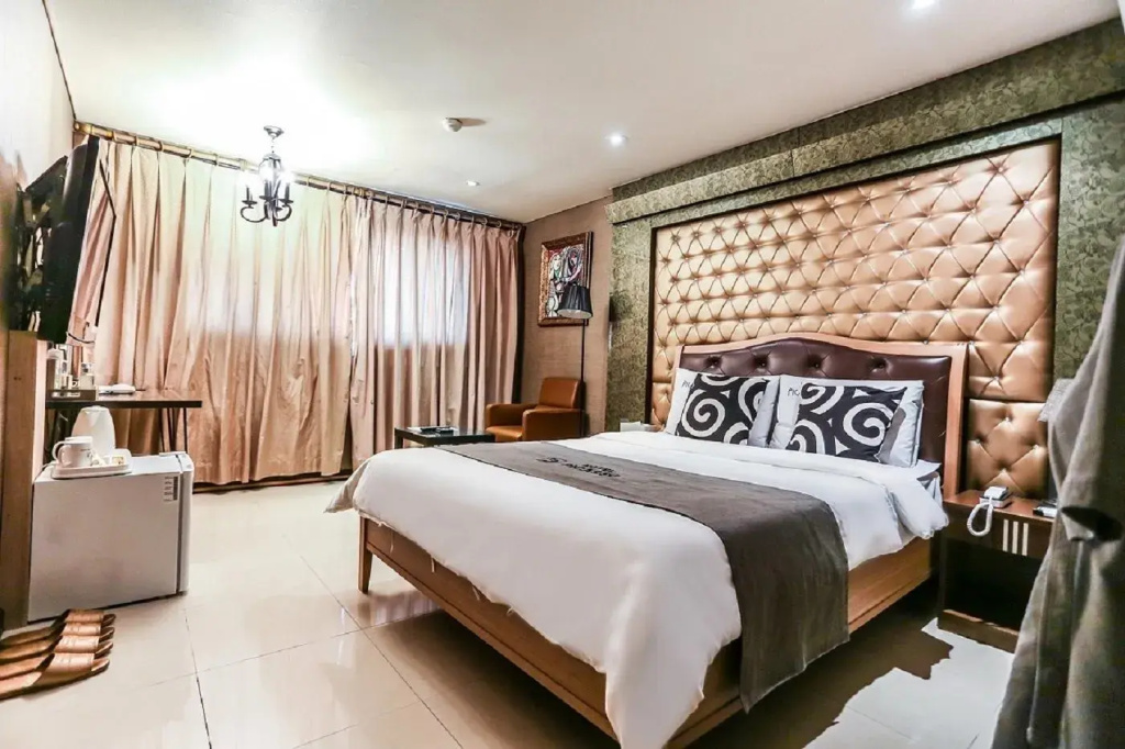 Deluxe Double room (full double bed)