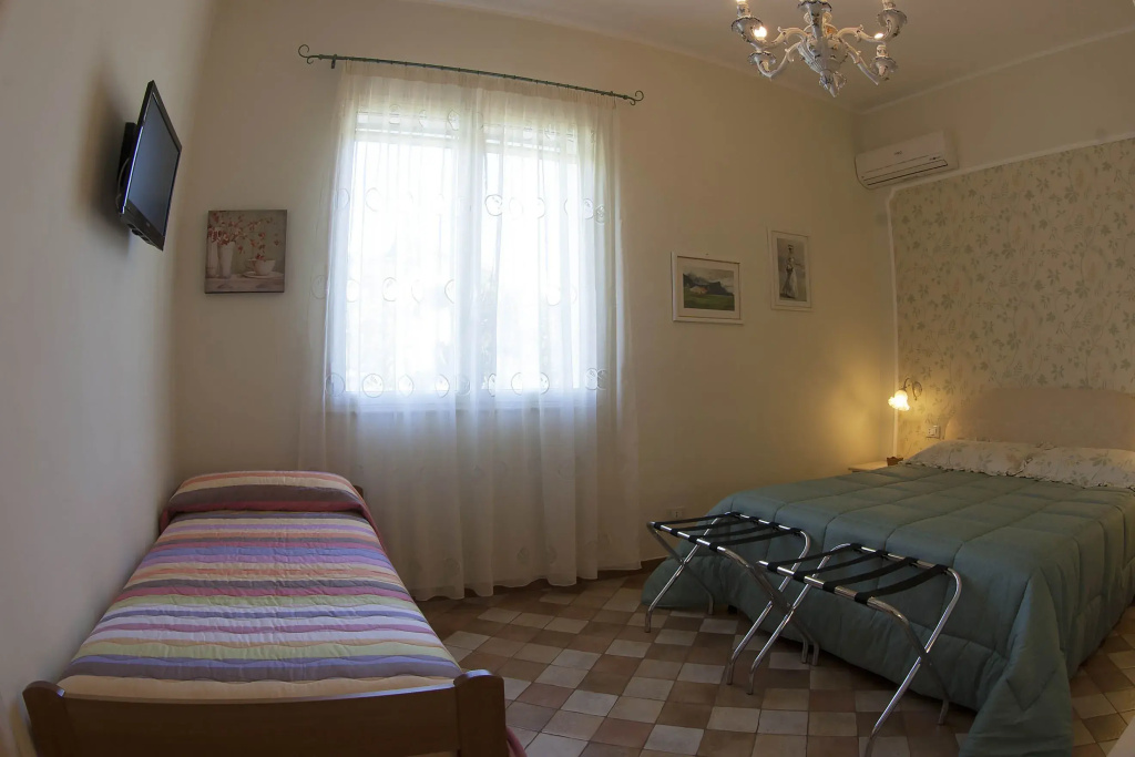 Standard Triple room with garden view