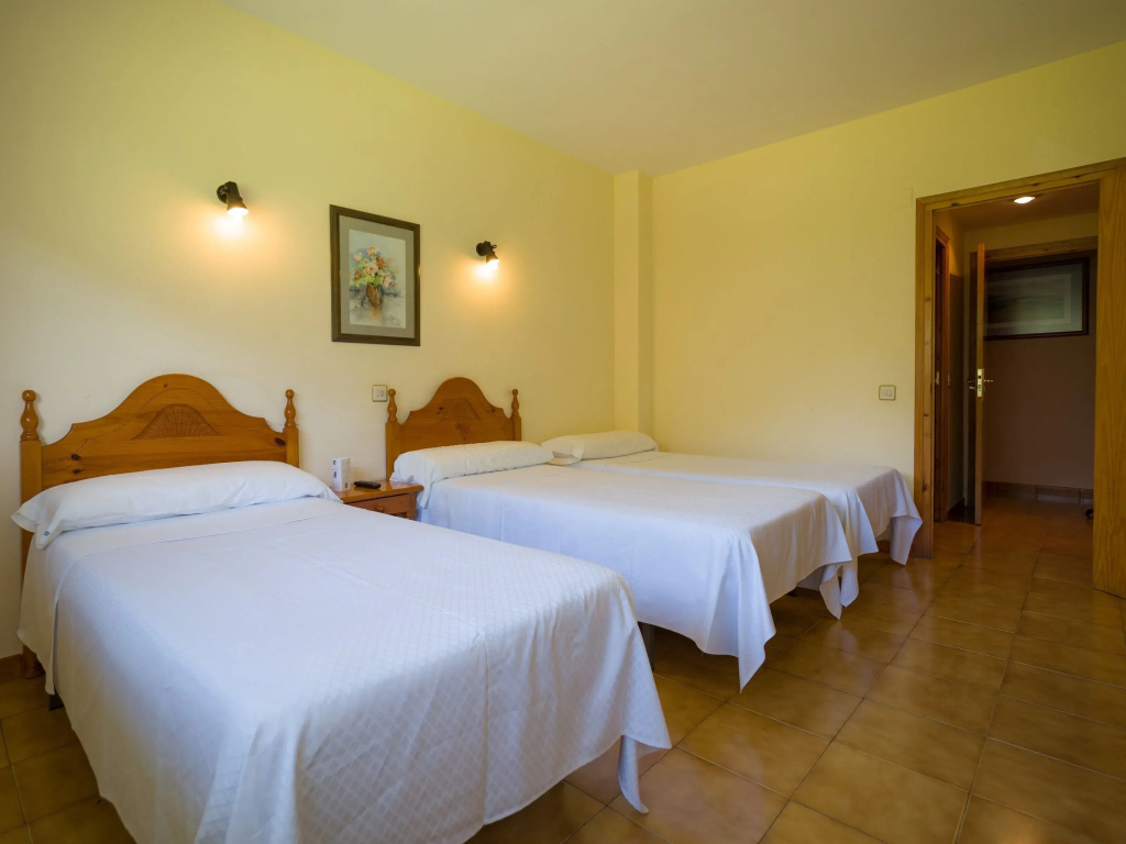 Standard Triple room