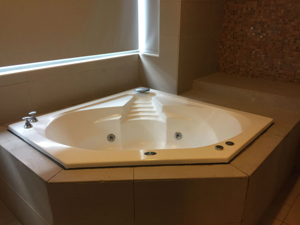 Business Double room (full double bed)