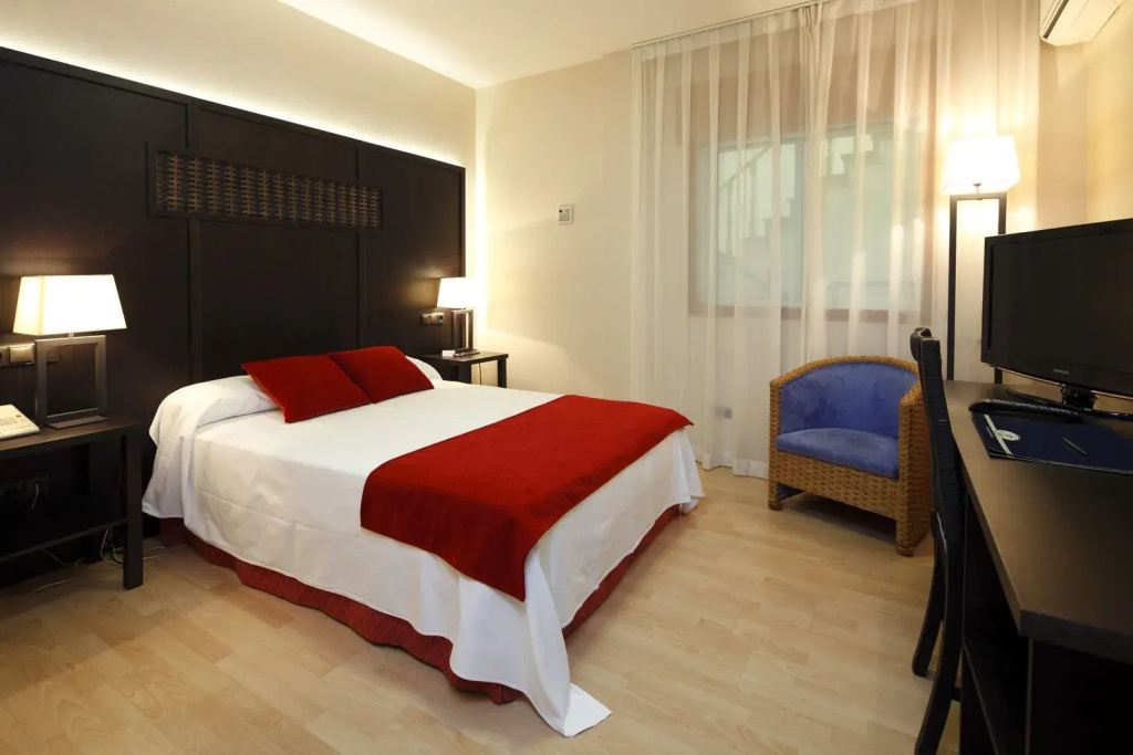 Double room (full double bed)