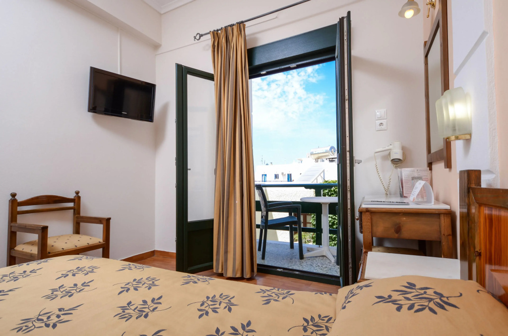 Standard Triple room with city view
