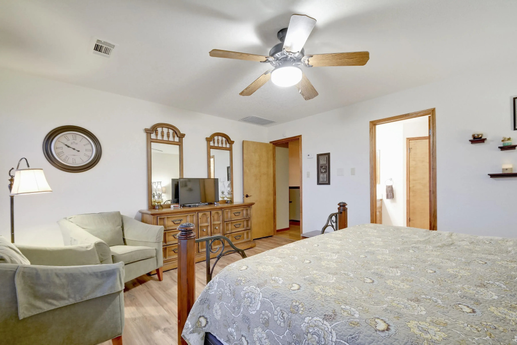 3BR Hill Country Lodge with Hot Tub by RedAwning