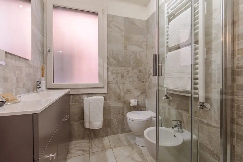Deluxe Double room (full double bed)