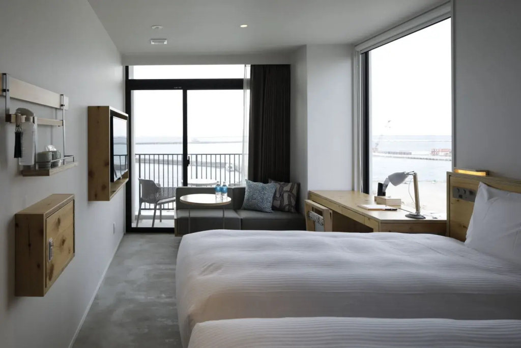 Corner Double room with harbour view (twin beds)