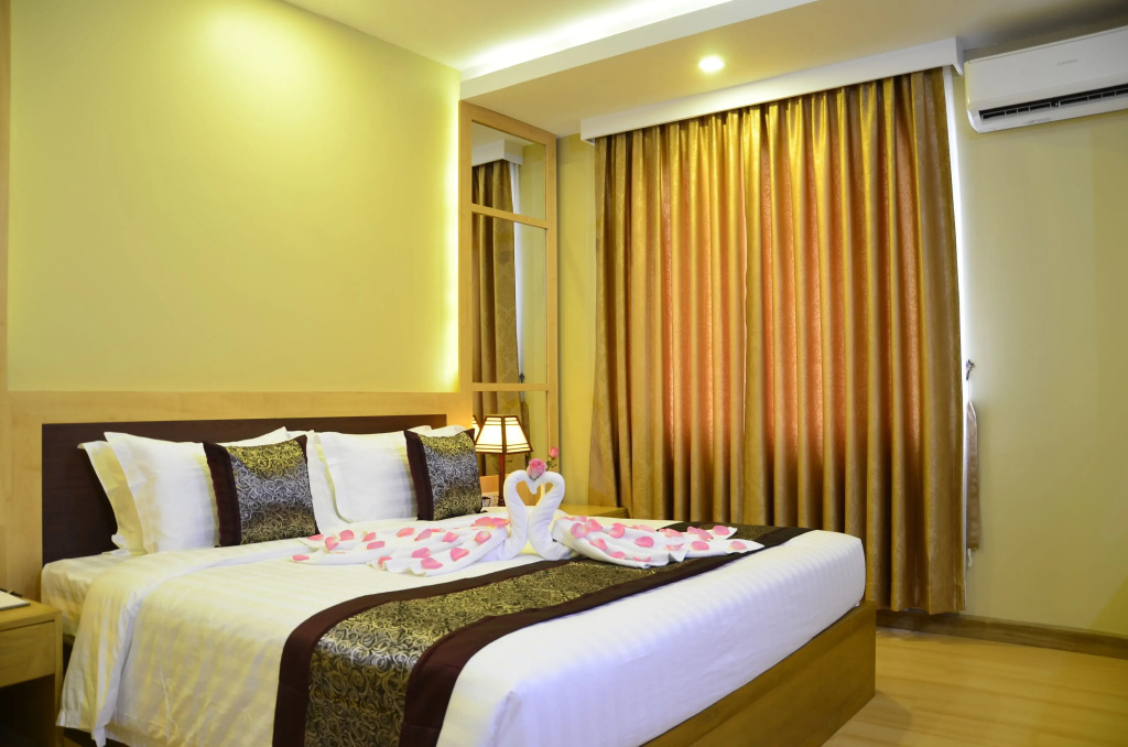 Royal Double room with city view full double bed