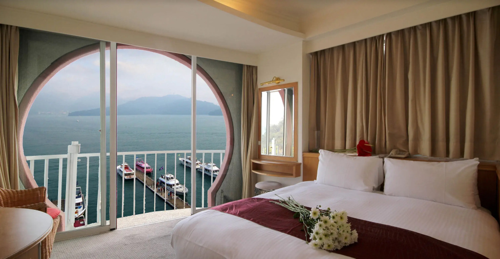 Standard Double room with lake view (full double bed)